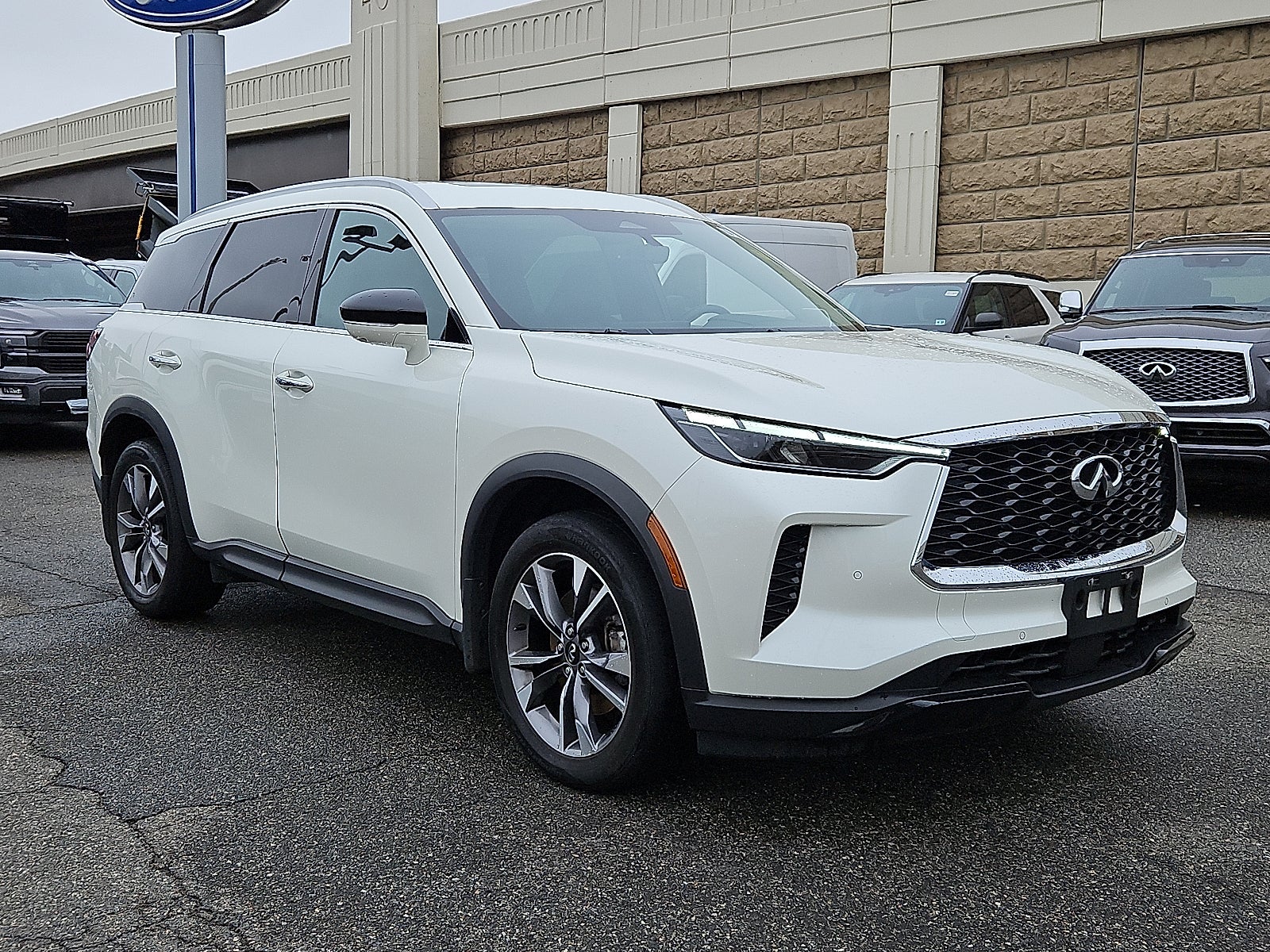 2023 INFINITI QX60 LUXE