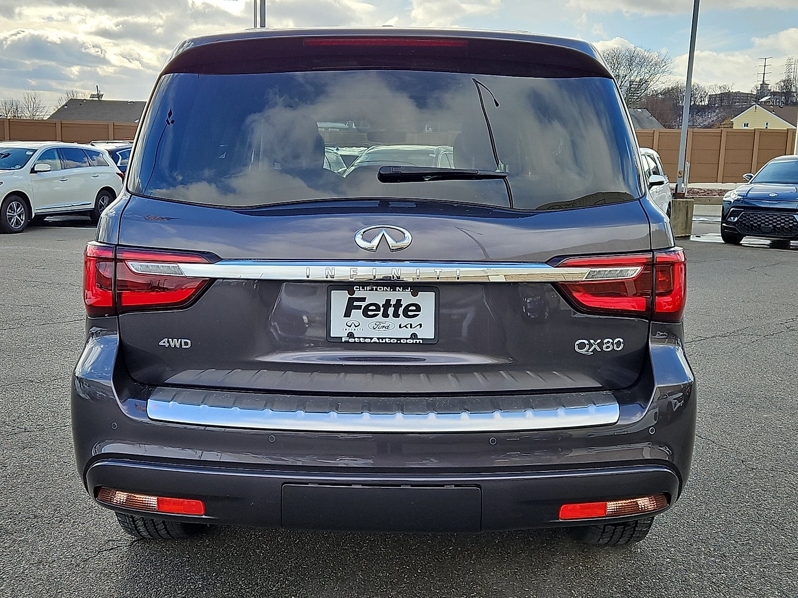 2023 INFINITI QX80 LUXE