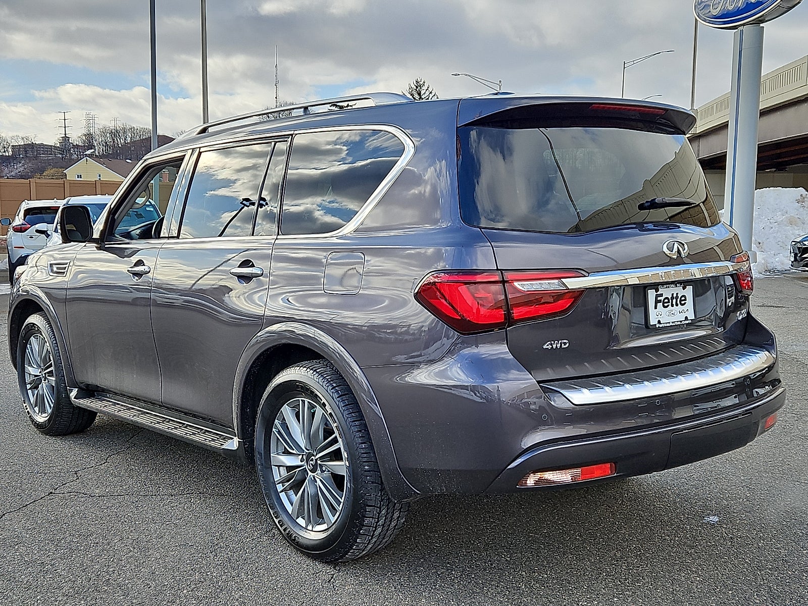 2023 INFINITI QX80 LUXE